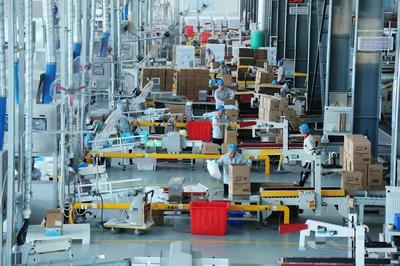 在山東辛化硅膠,工人在生產(chǎn)出口的水晶貓砂。資料片