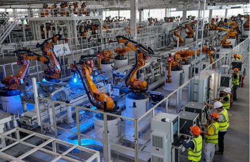 恒大最牛基地火了 2545個‘鋼鐵俠’震撼造車生產